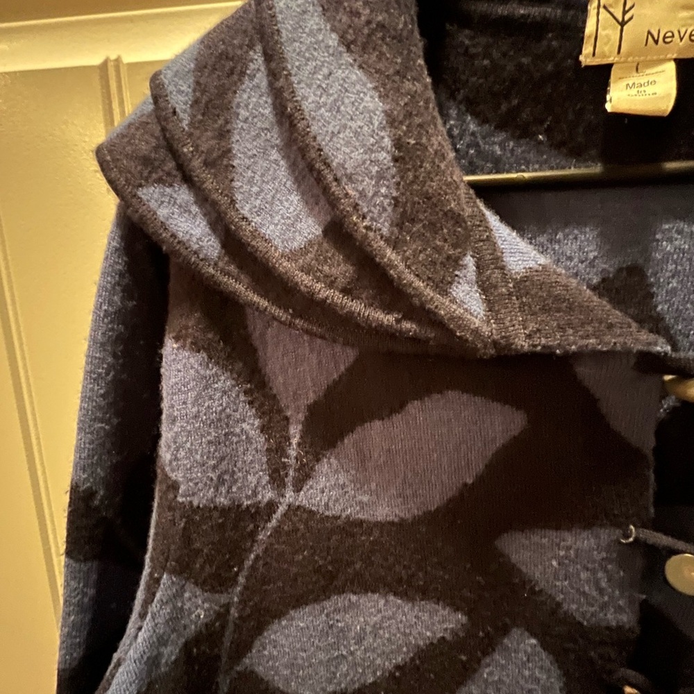 Neve Blue and Black Leaf Patterned Coat Large - Picture 6 of 6